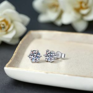 1CT Moissanite 6-Claw Stud Earrings.